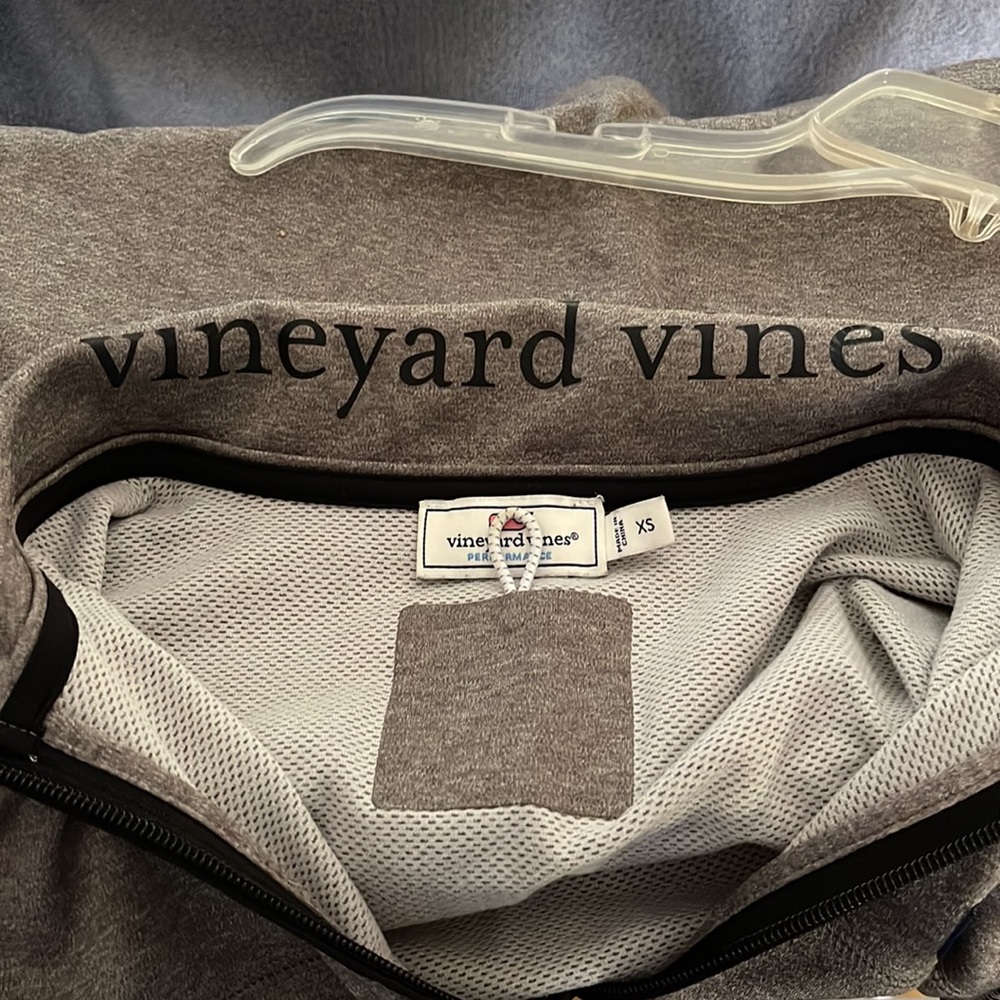 Vineyard Vines Performance - image 2